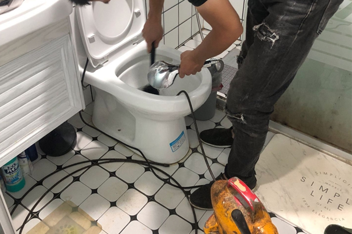 科尔沁右翼中疏通下水道