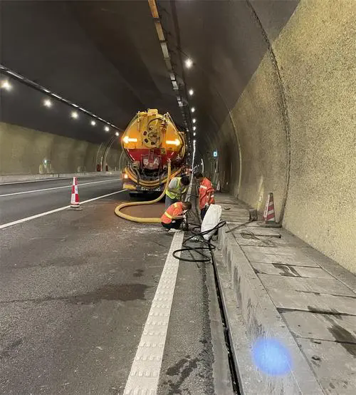 科尔沁右翼中隧道排水渠清淤